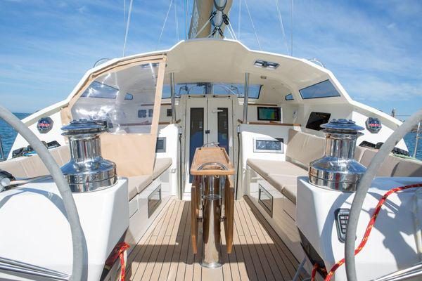 Cockpit protégé d’un voilier d’expédition, lignes ramenées aux winchs électriques