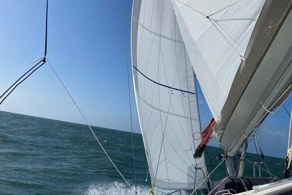 Voilier d’expédition sous voiles